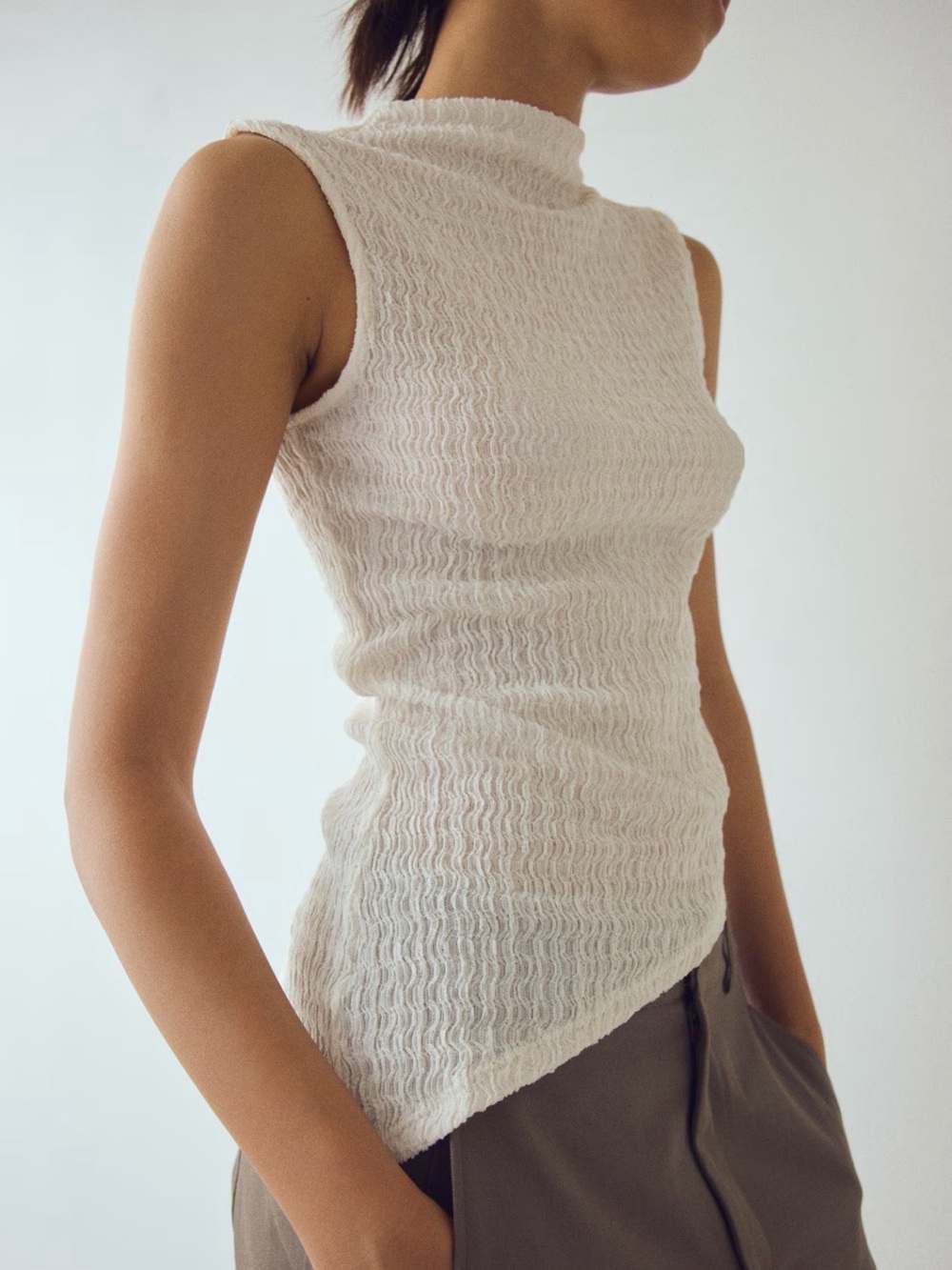 H&M Cream Crinkled Asymmetrical Mock Neck Textured Tank Top in Size M